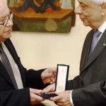 Ο Πρόεδρος της Δημοκρατίας παρασημοφόρησε τον γελοιογράφο ΚΥΡ