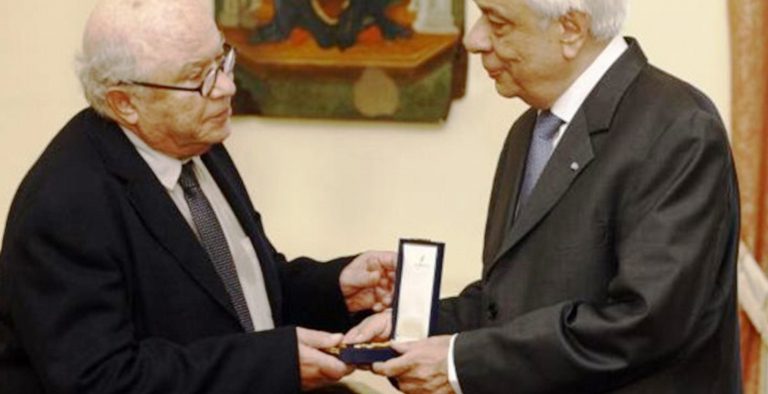 Ο Πρόεδρος της Δημοκρατίας παρασημοφόρησε τον γελοιογράφο ΚΥΡ