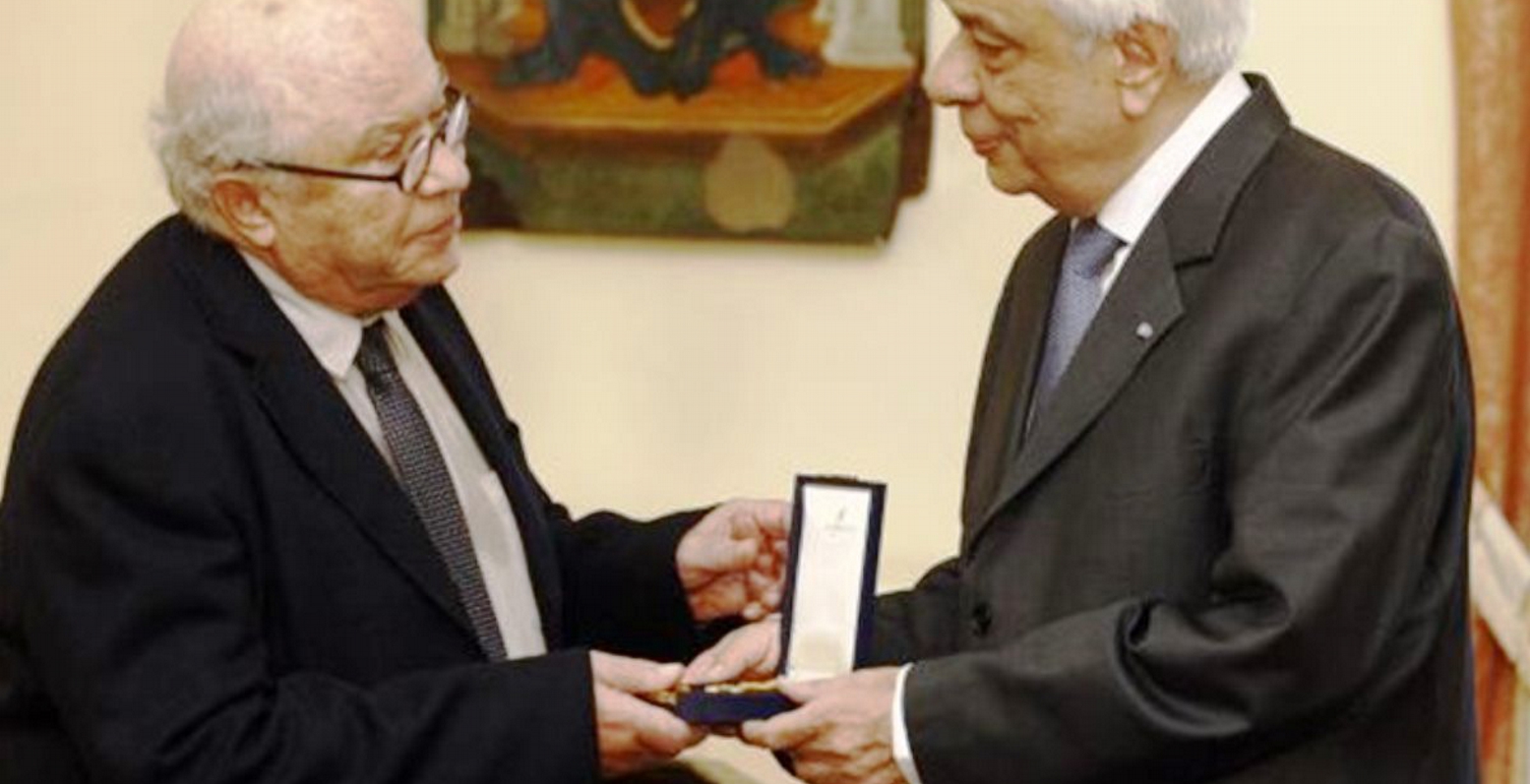 Ο Πρόεδρος της Δημοκρατίας παρασημοφόρησε τον γελοιογράφο ΚΥΡ