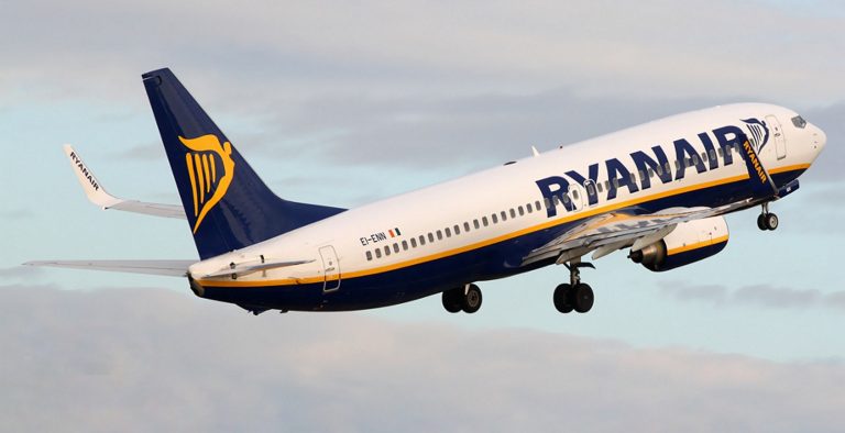 Ryanair: Μειώνει τις θέσεις της στην Ελλάδα για το καλοκαίρι του 2017