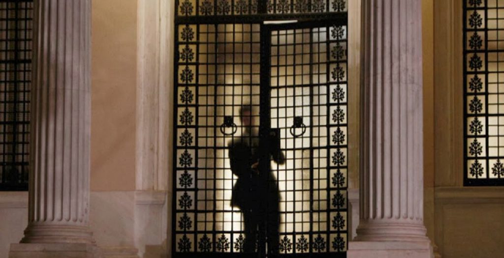 Έρχεται αναδίπλωση της κυβέρνησης για τις τηλεοπτικές άδειες