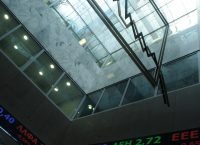 Στάση αναμονής στο ΧΑ με το “βλέμμα” στα Hilton Groups