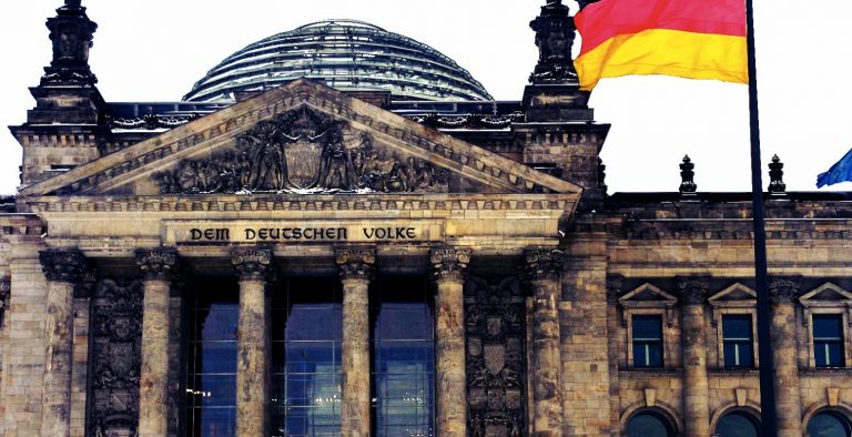 Γερμανία: Οι οικονομολόγοι “βλέπουν” ανάπτυξη της οικονομίας από το πρόγραμμα Τραμπ