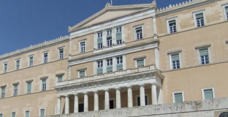 Στις καλένδες η αξιολόγηση, υπό απειλή η κυβερνητική πλειοψηφία