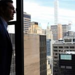 Χωρίς… γραβάτα ο πρωθυπουργός ποζάρει για το Reuters