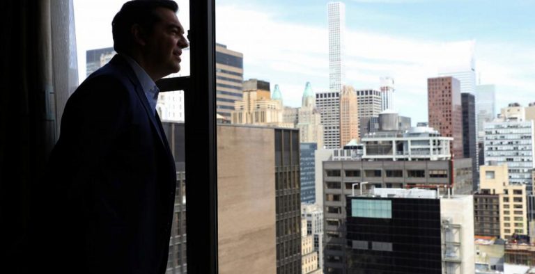 Χωρίς… γραβάτα ο πρωθυπουργός ποζάρει για το Reuters