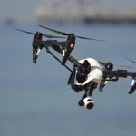 Drones για το “κυνήγι” πλαστικών σε θάλασσες  και ακτές