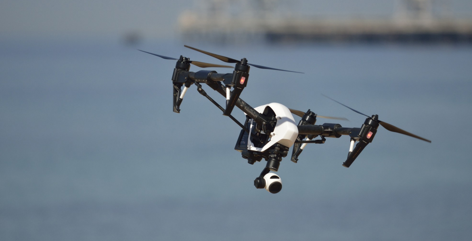 Drones για το “κυνήγι” πλαστικών σε θάλασσες  και ακτές
