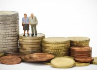 Μείωση εισφορών για τραπεζικούς και εργαζόμενους ΔΕΚΟ