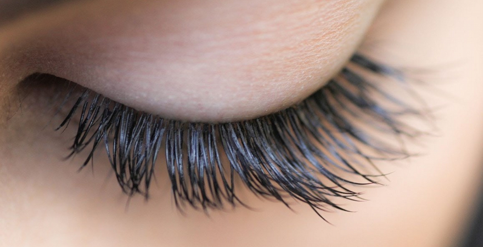 Πλούσιες βλεφαρίδες με πράσινο τσάι;