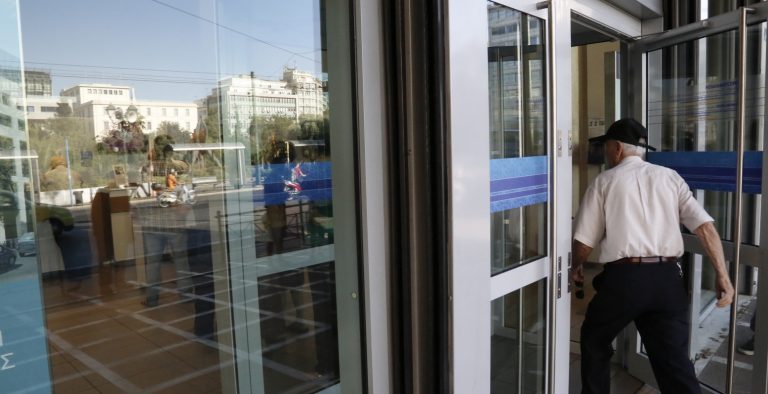 “Μπουρλότο” για τον ΕΦΚΑ τα “ανοίγματα” των Ταμείων