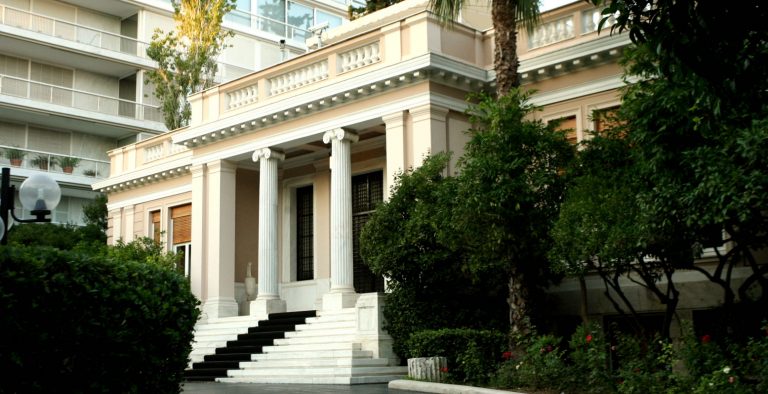 Μαξίμου: Υποβαθμίζει την ήττα με τις άδειες μιλώντας για δικλείδες ασφαλείας