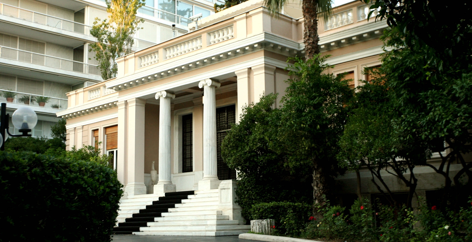Μαξίμου: Υποβαθμίζει την ήττα με τις άδειες μιλώντας για δικλείδες ασφαλείας