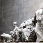 Το συγκλονιστικό μοιρολόι μαθητών της Κρήτης στο Βρετανικό Μουσείο μπροστά στην Καρυάτιδα