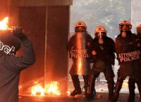 Μολότοφ και πέτρες στις 03:00 το πρωί στην Αθήνα