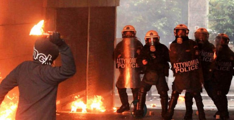 Μολότοφ και πέτρες στις 03:00 το πρωί στην Αθήνα