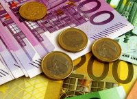 “Κόλλησε” στο 1,06 το ευρώ