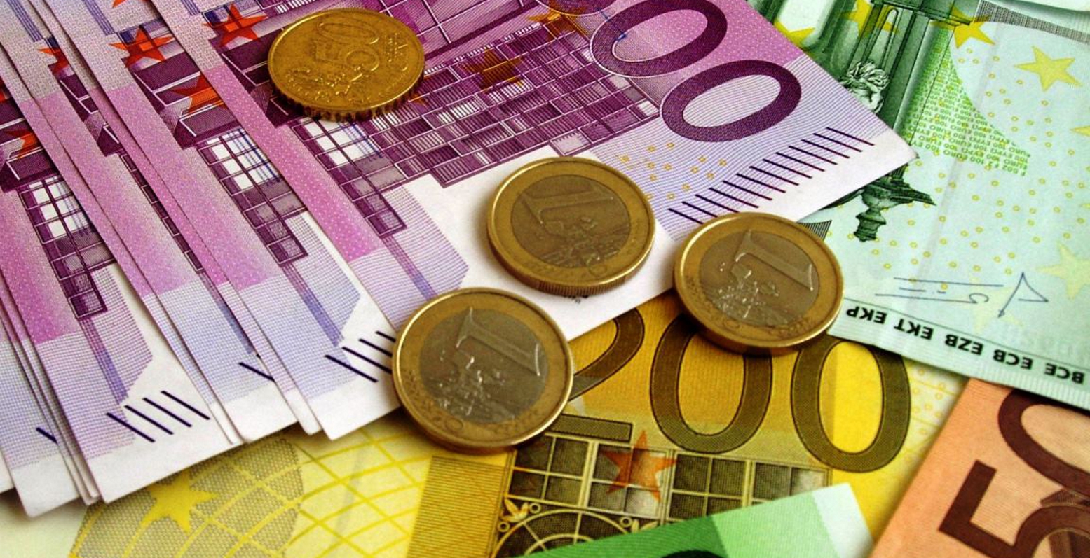 Με οριακές απώλειες στο 1,05 το ευρώ