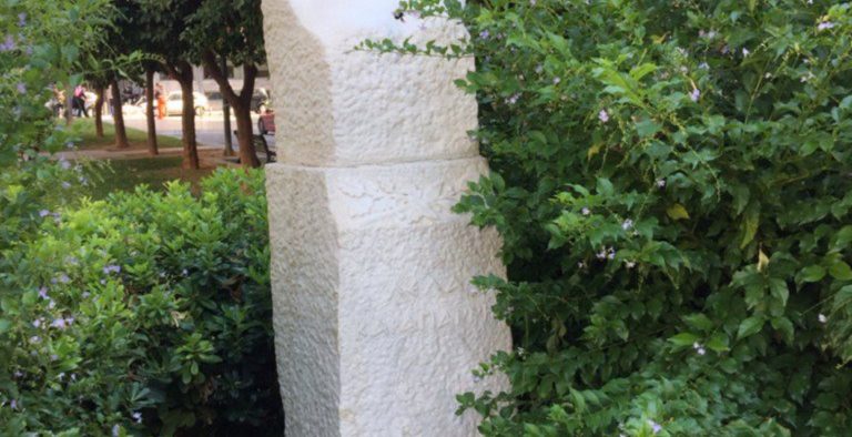 Βανδάλισαν την προτομή της Λέλας Καραγιάννη