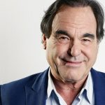 Στόουν: Οι  Αμερικανοί πρέπει να διαλέξουν μεταξύ μιας “πολεμοχαρούς” κι ενός “τρελού”