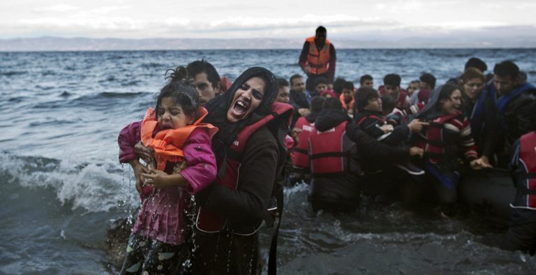 Αγωνία Βίτσα για τις μαζικές ροές προσφύγων σε νησιά και Έβρο