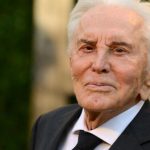 Κ. Ντάγκλας: Επίθεση στον Ντόναλντ Τραμπ