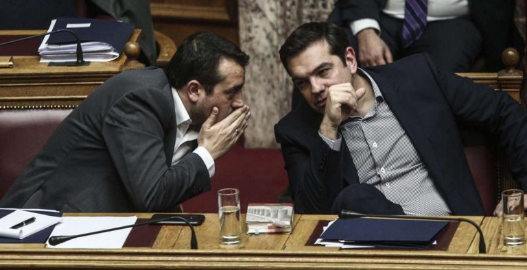 Κυβέρνηση: Τραβάει τα “φώτα” από διαπραγμάτευση και τα “ρίχνει” στη διαπλοκή