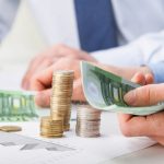 Προϋπολογισμός: Πλεόνασμα υψηλότερο του στόχου και 760 εκατ. για τα αδύναμα νοικοκυριά