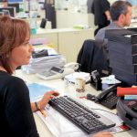 Οι “Σοφοί” βάζουν ταφόπλακα στους νέους – Πρόταση για κατώτατο μισθό 498 ευρώ για όσους είναι κάτω από 25 ετών