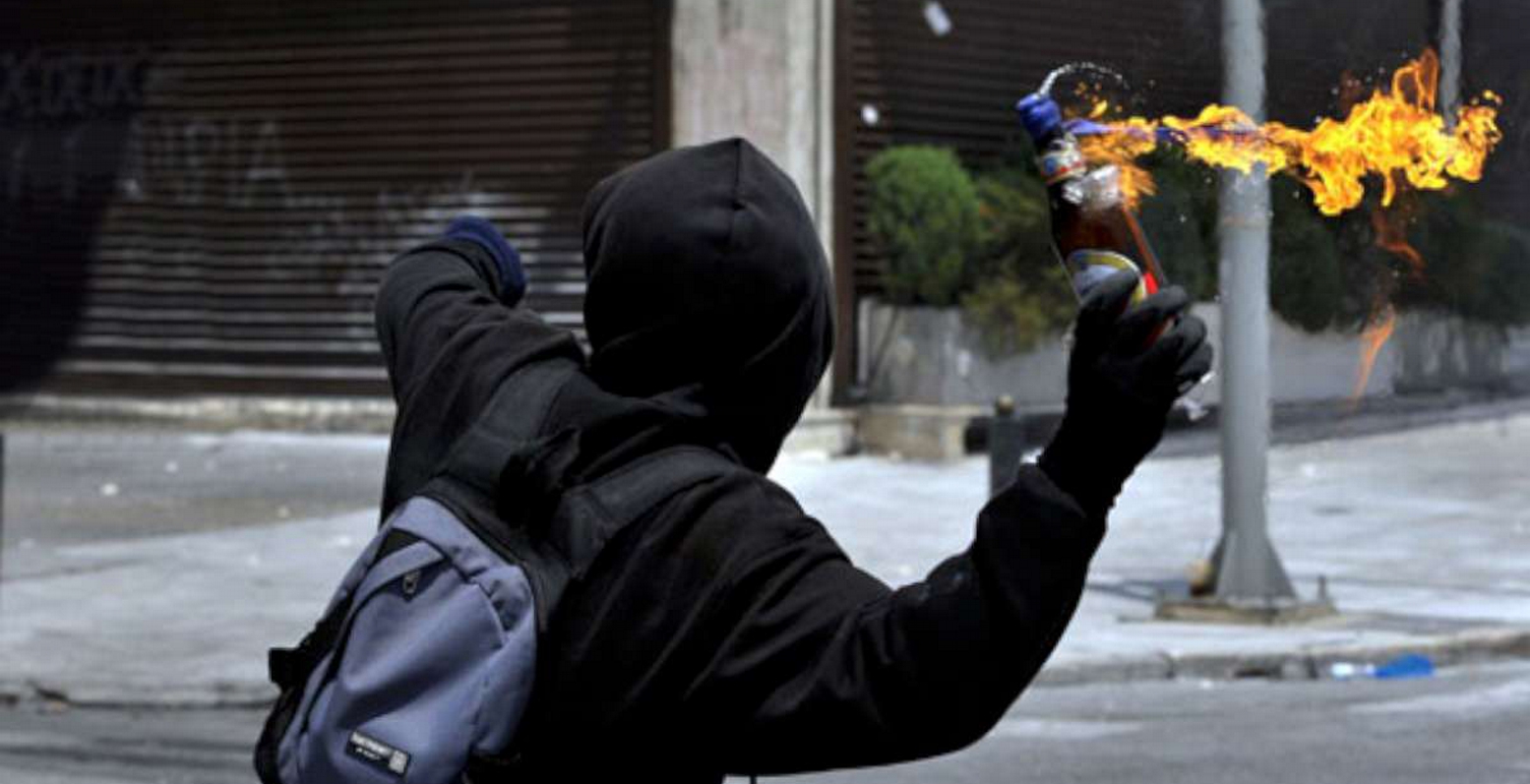 Διπλή επίθεση στα ΜΑΤ στα Εξάρχεια