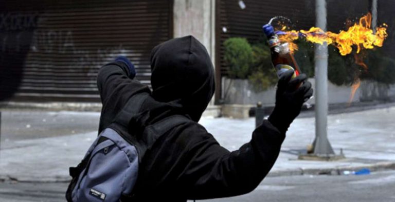 Επίθεση σε διμοιρία των ΜΑΤ με μολότοφ και πέτρες