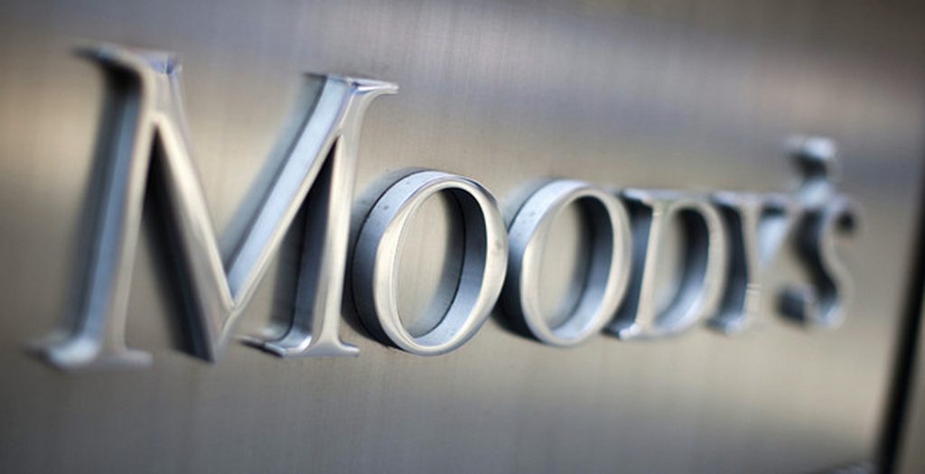 Moody’s: Ελάφρυνση του χρέους αλλά θα παραμείνει πολύ υψηλό για δεκαετίες