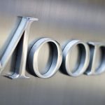 Moody’s: Ελάφρυνση του χρέους αλλά θα παραμείνει πολύ υψηλό για δεκαετίες