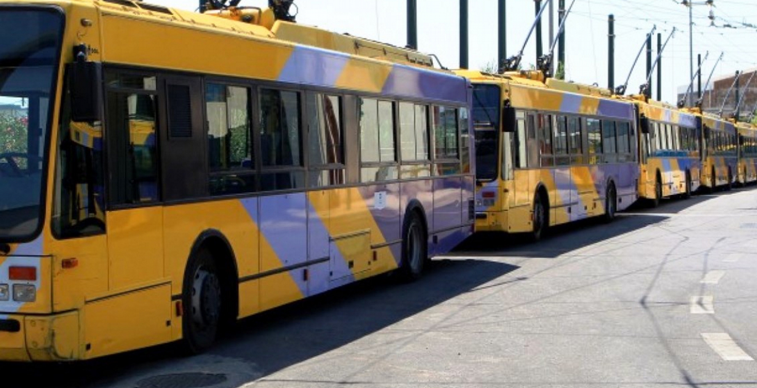 Άγνωστοι πυρπόλησαν τρία τρόλεϊ στην Πατησίων (photos)