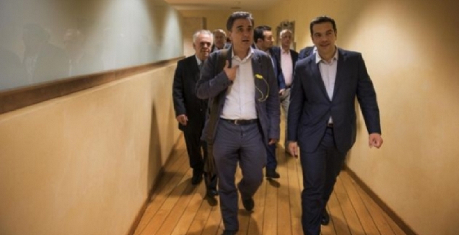 Στοιχίζει ακριβά ο “μποναμάς”: Στους θεσμούς η γραπτή εγγύηση Τσακαλώτου