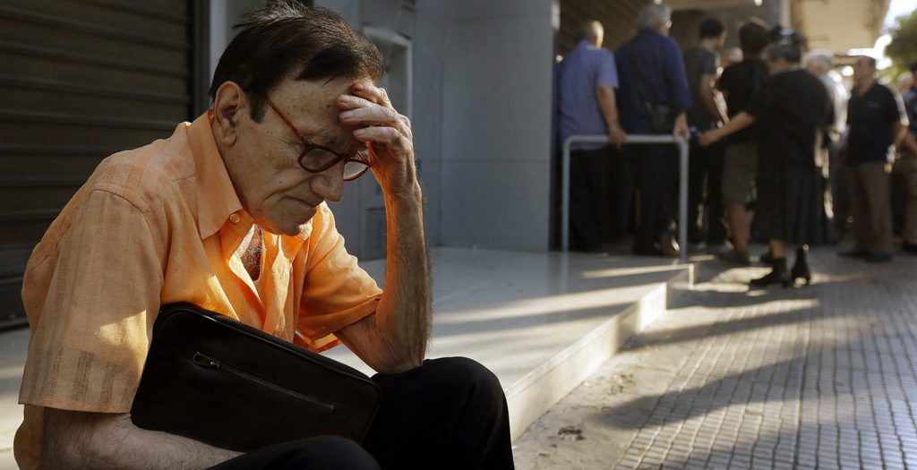 “Ψίχουλα” για 250.000 συνταξιούχους: Η τρίτη κα… φαρμακερή περικοπή στις επικουρικές