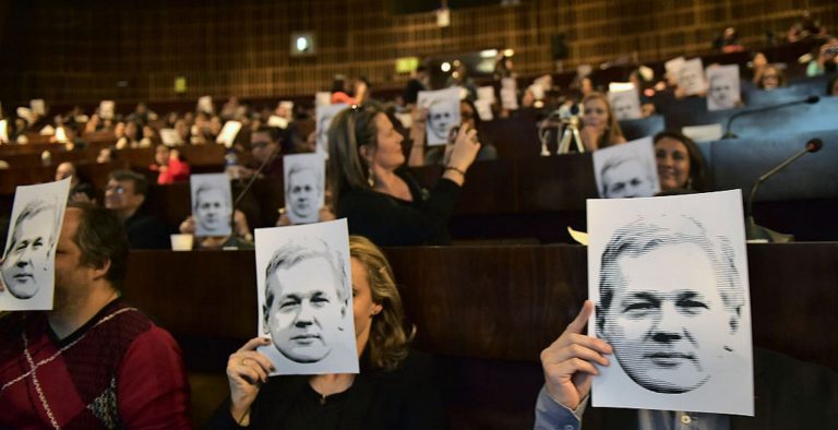 Τα Wikileaks γιορτάζουν με ”απειλές” για τις αμερικανικές εκλογές