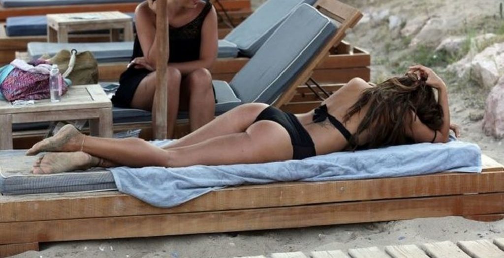 «Εχω φυσικά στήθος και οπίσθια» – Δείτε τα γυμνά!