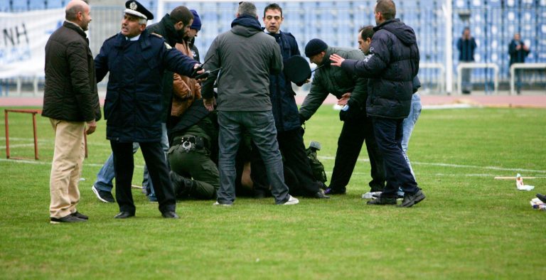 Ασύλληπτο ξύλο σε διαιτητή στην Αργεντινή! (video)
