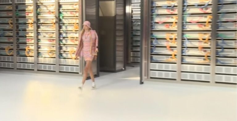 Παρίσι: Mοντέλα… ρομπότ στην επίδειξη του οίκου Chanel