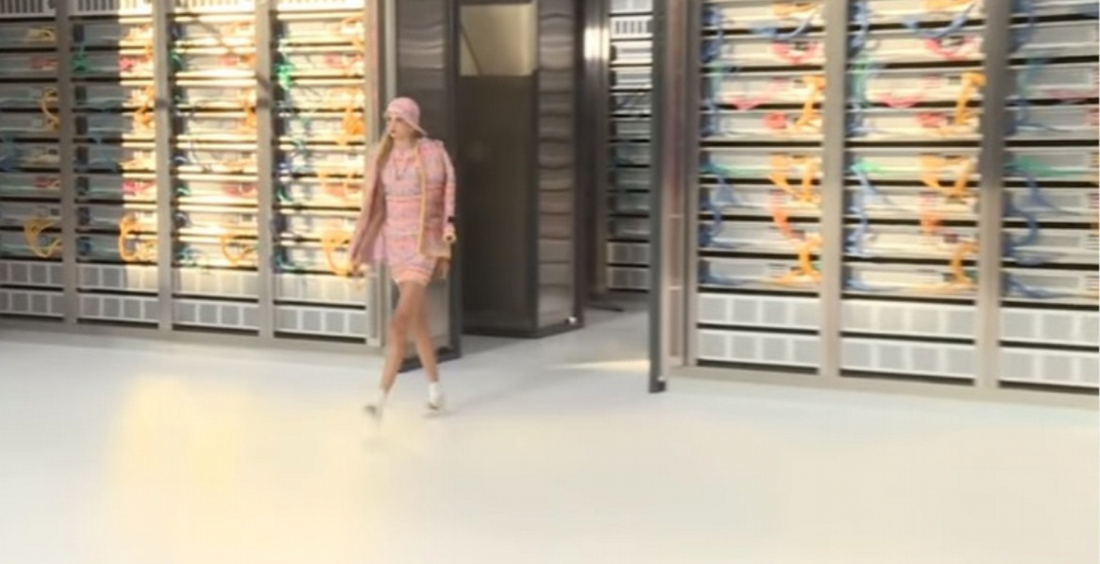 Παρίσι: Mοντέλα… ρομπότ στην επίδειξη του οίκου Chanel