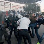 Θεσσαλονίκη: Εκτοξεύτηκαν μπουκάλια σε διαμαρτυρία έξω από τα δικαστήρια
