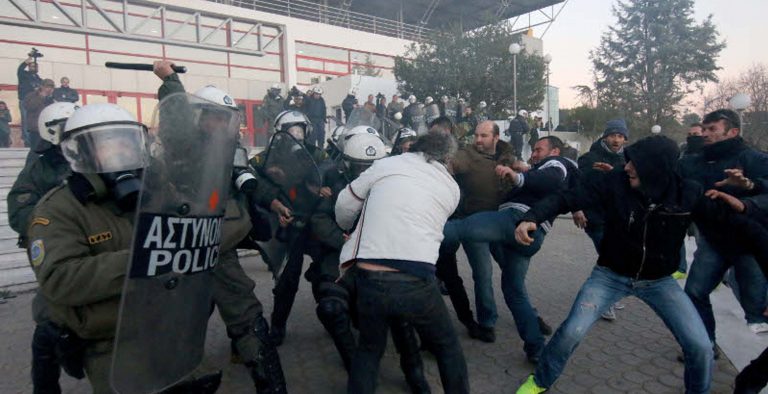 Θεσσαλονίκη: Εκτοξεύτηκαν μπουκάλια σε διαμαρτυρία έξω από τα δικαστήρια
