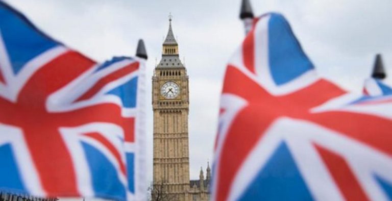 SOS από Lloyds: Με λιγότερα μετρητά τα βρετανικά νοικοκυριά