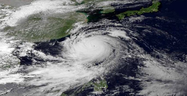 Σαρώνει τα πάντα ο τυφώνας Μάθιου