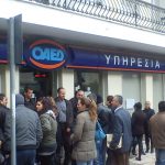 Μειώθηκε στο μισό ο αριθμός των εργαζόμενων νέων στην Ελλάδα