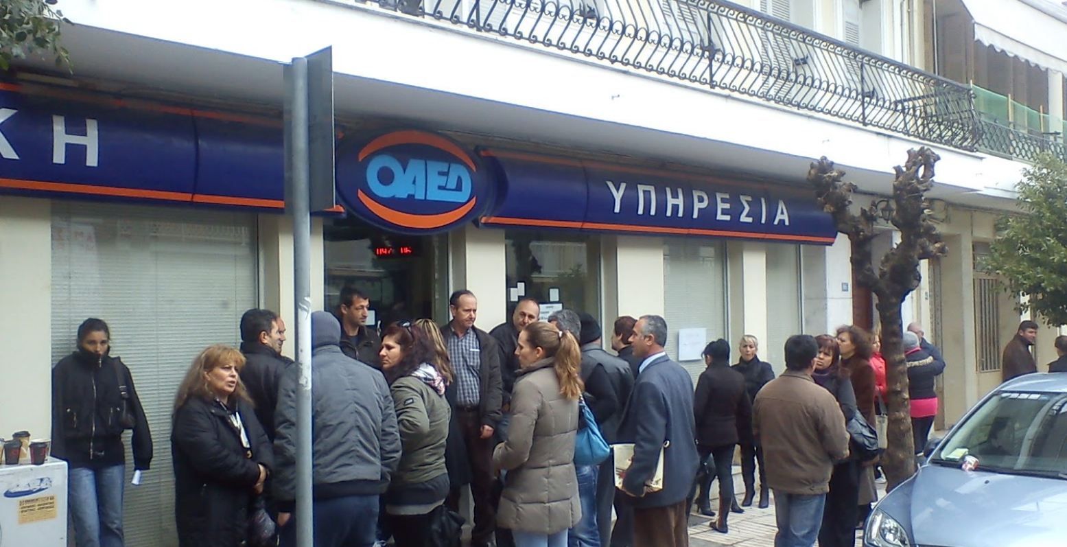 Μειώθηκε στο μισό ο αριθμός των εργαζόμενων νέων στην Ελλάδα