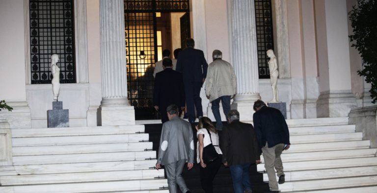 Βραδιά Μαξίμου: Κοκτέιλ-πάρτι με πολιτικό μασάζ….