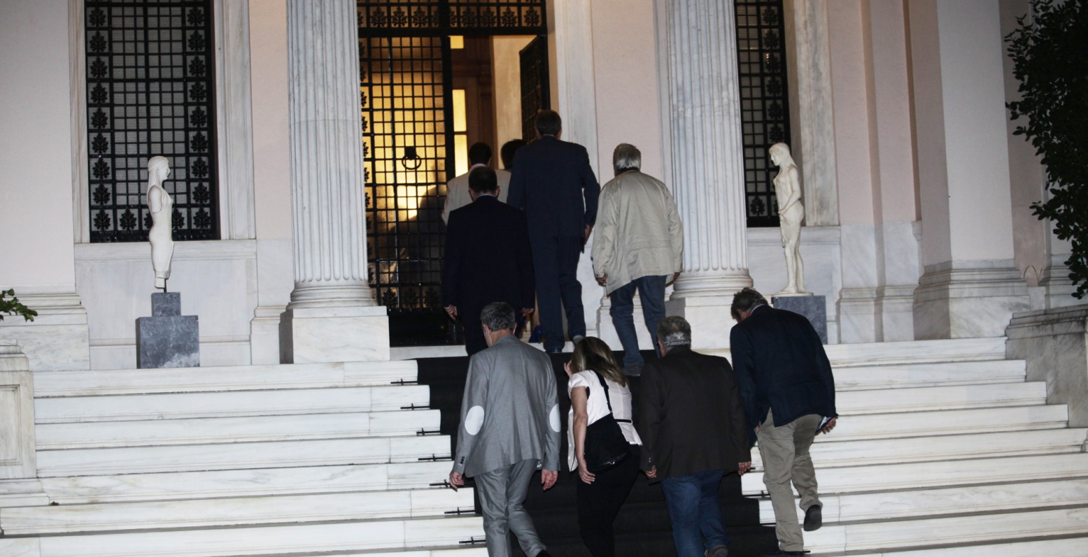 Βραδιά Μαξίμου: Κοκτέιλ-πάρτι με πολιτικό μασάζ….