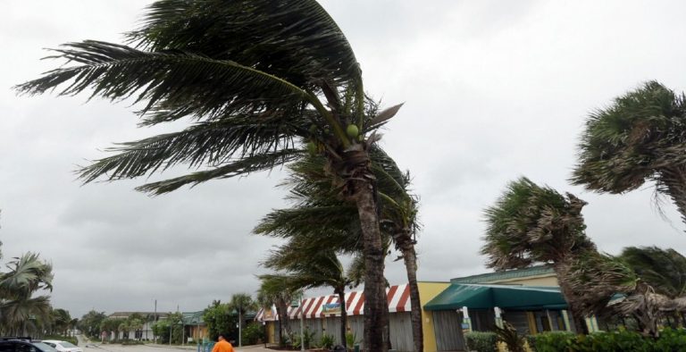 Τυφώνας Ίρμα: Έφτασε στη Florida – Τα 209 χλμ./ώρα θα φτάσουν οι άνεμοι